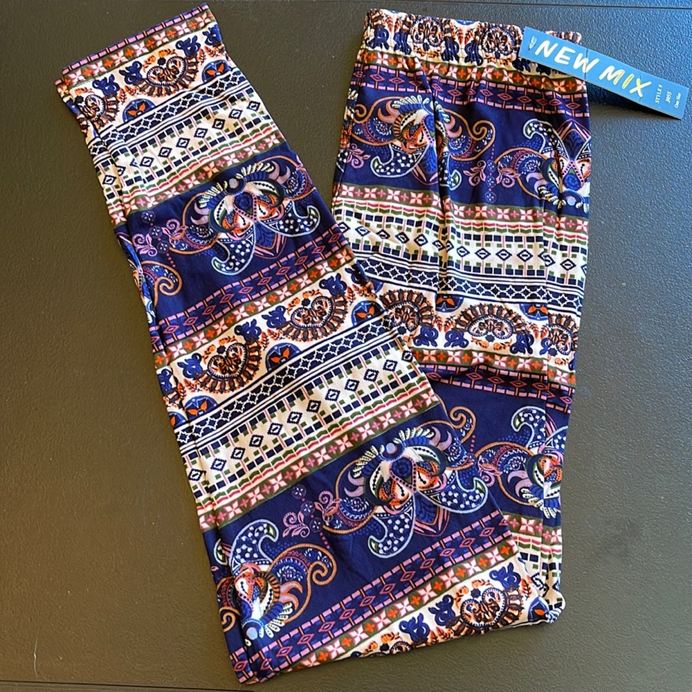 One Size. New Mix LEGGINGS. BLACK,White, Purple, Blue, Pink, and Orange. NEW.